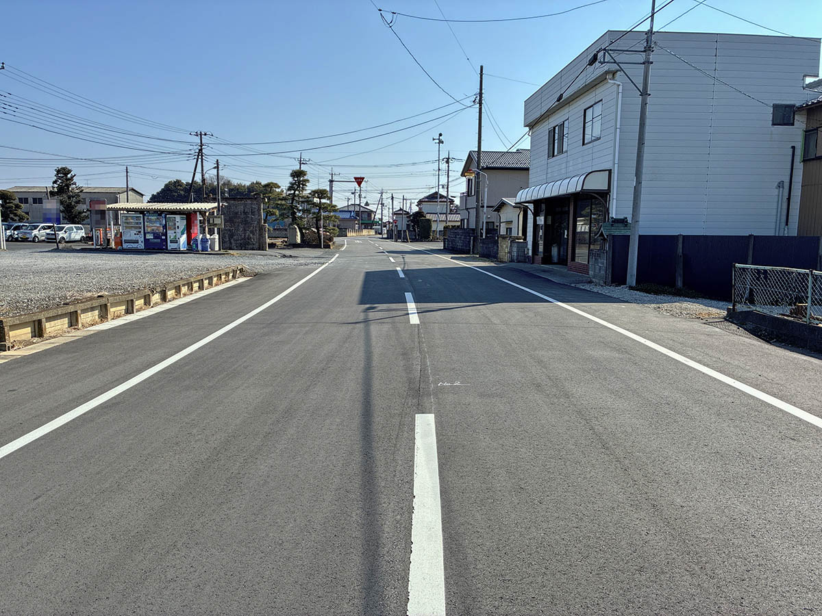 中央線や車両通行帯が設けられている一般道路の例