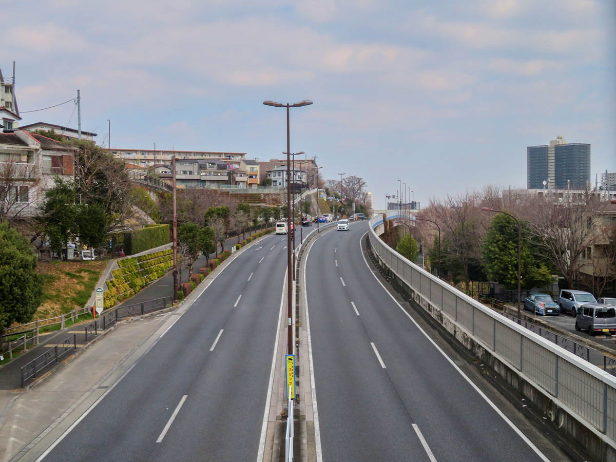 中央分離帯等が設けられ、自動車の通行が往復の方向別に分離されている一般道路の例