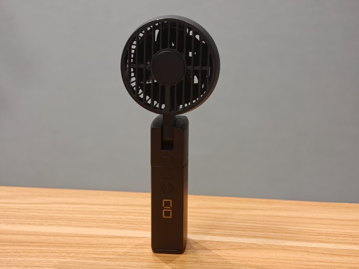 CIO Handy Fan(デスクに直立で置いた様子)