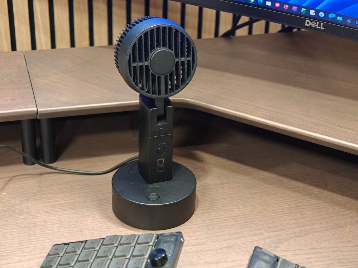 卓上充電器のボタンを押すと、首振りで使える