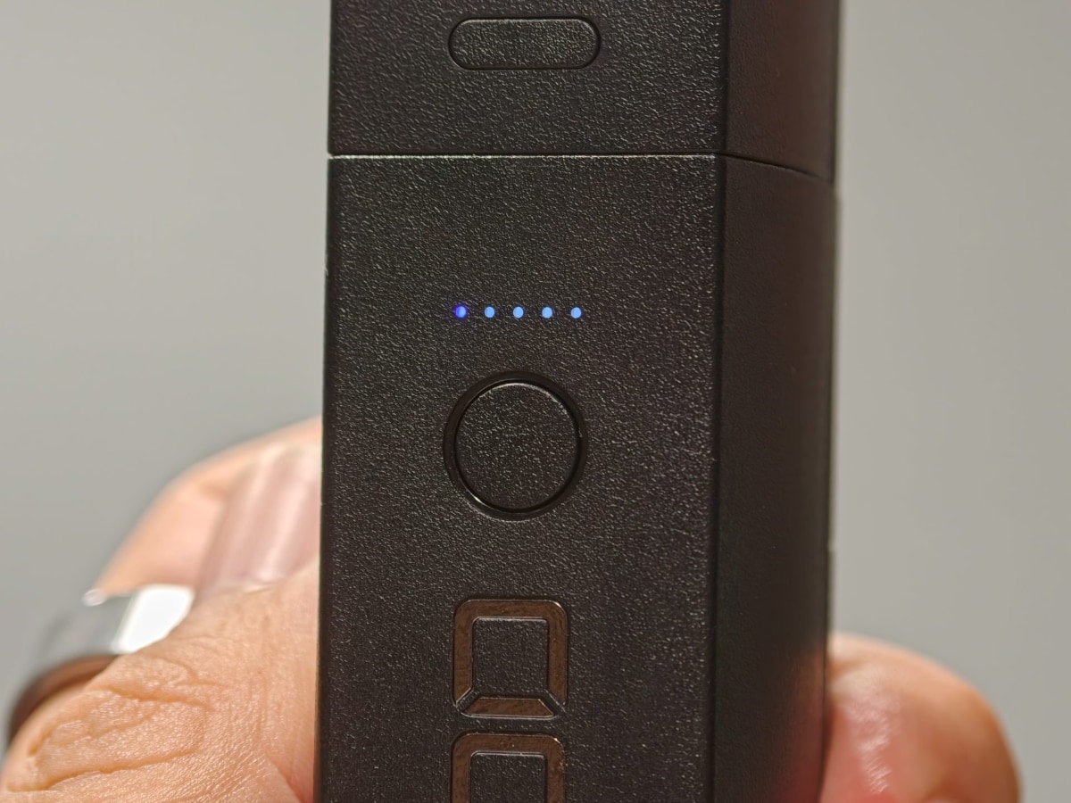 ボタンとLEDランプ。4段階の風量とペルチェ素子作動を確認できる