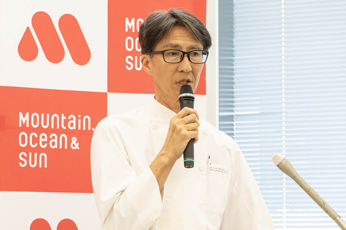 商品について説明するモスフードサービス 商品本部 商品開発第二グループ 参事 寺本和夫氏