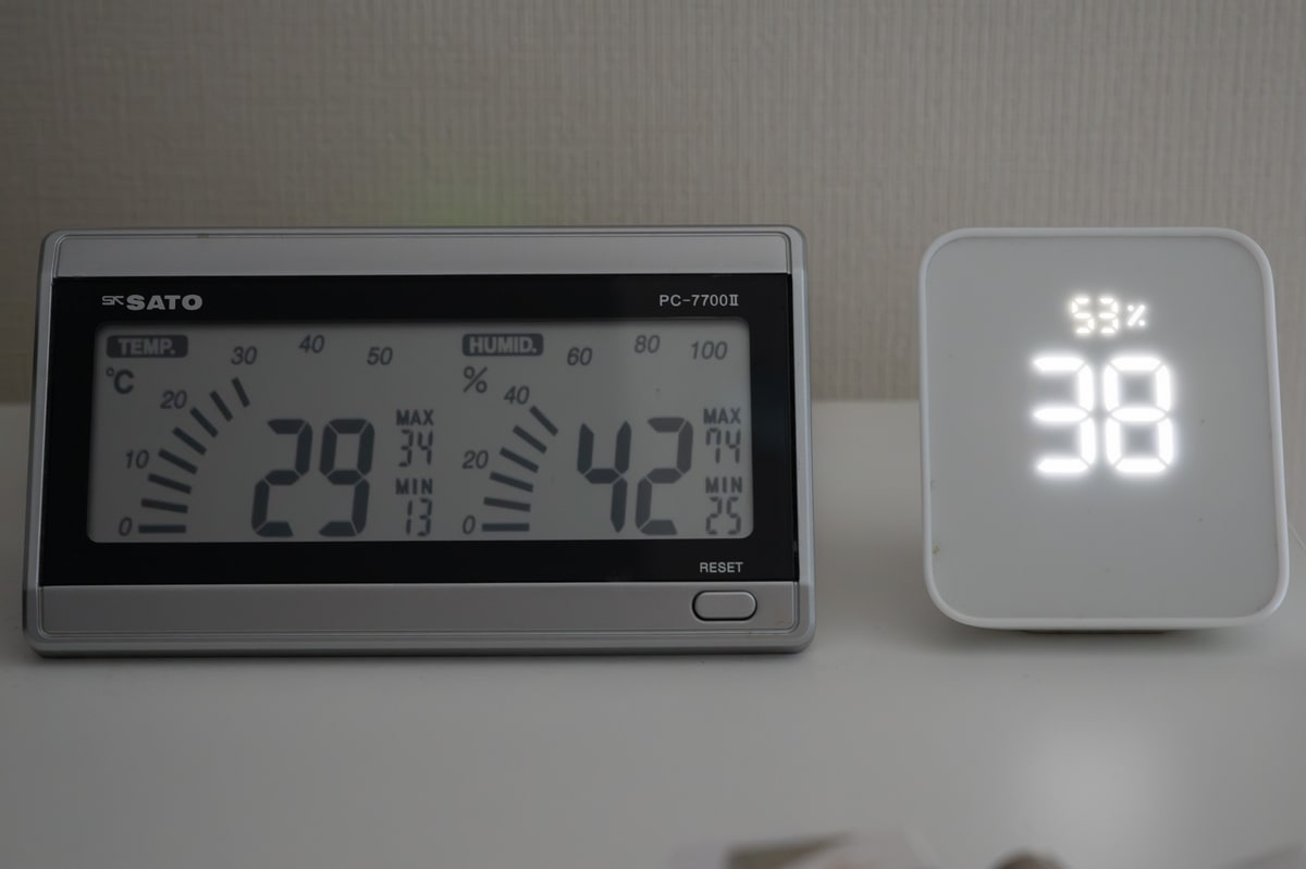 左は、最高・最低の温度と湿度を記録できる温湿度計。過去の最高温度は34度、最低温度は13度です。右はSwitchBotのハブで、バルコニーに設置した屋外用温湿度計の温度を表示しています