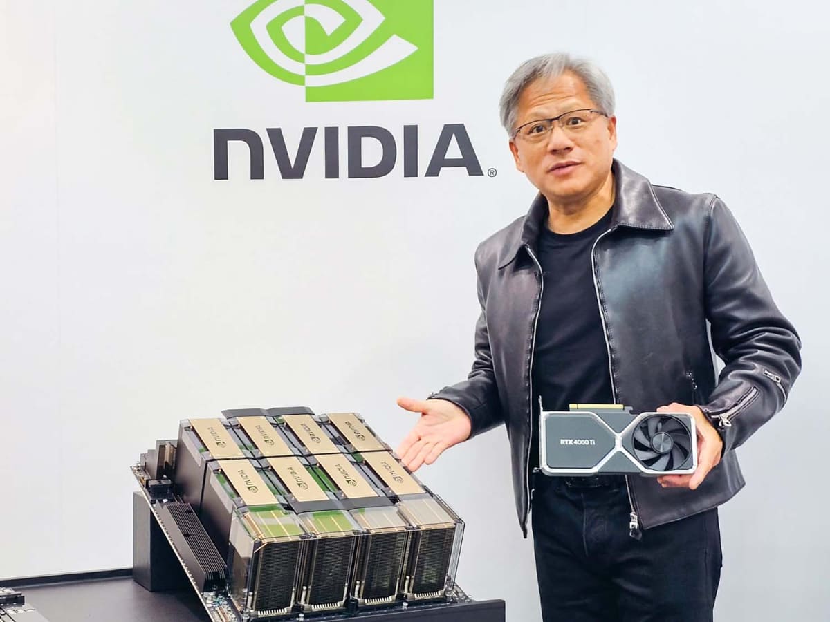 NVIDIA CEOのジェンスン・フアン氏が手に持つのがPC用のGPU、かつてはこうした1つのGPUでAIも演算されていたが、性能が足りなくなり、左側の8つのGPUが搭載された機器にスケールアップされた