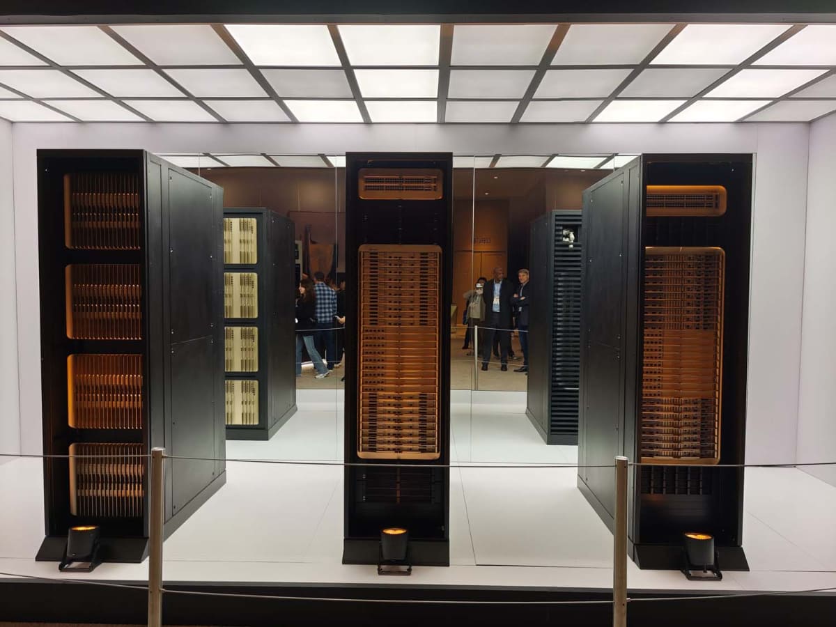 内部に72基のGPUを搭載したラック(写真中央)