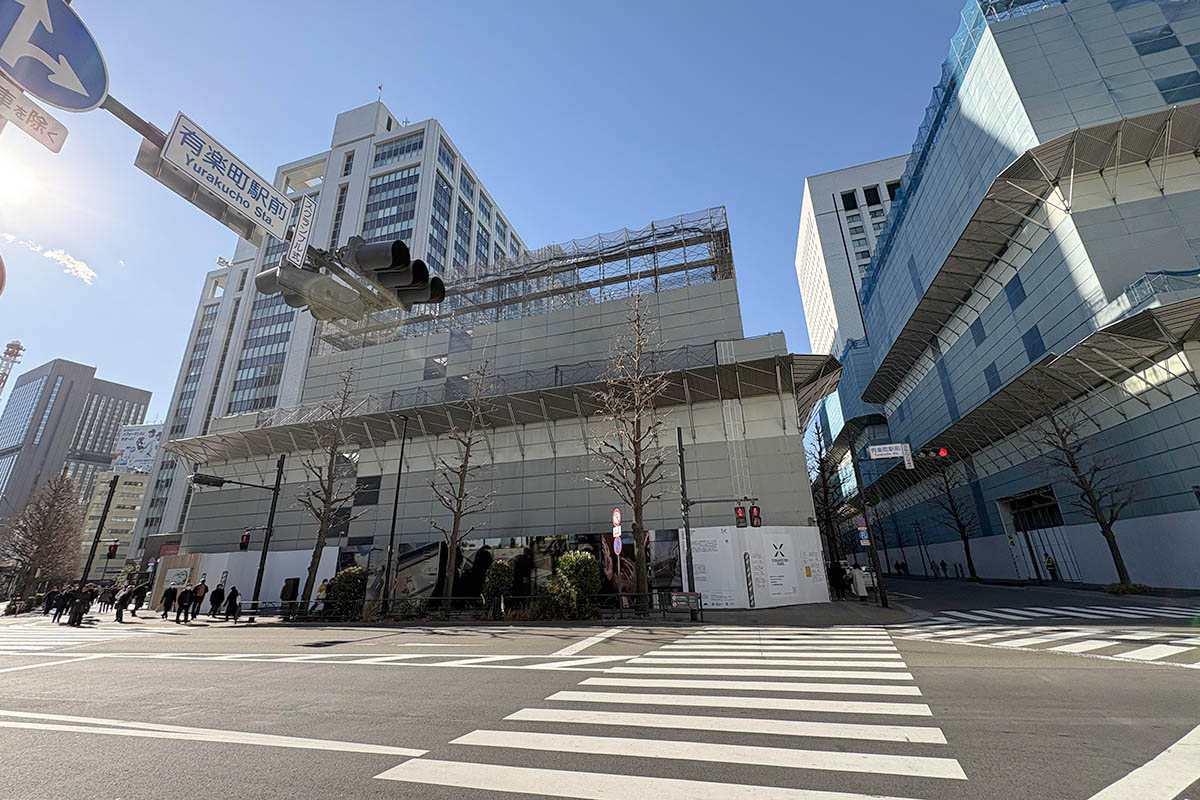 解体進行当時の有楽町ビル(左)と新有楽町ビル(右)(26年1月撮影)