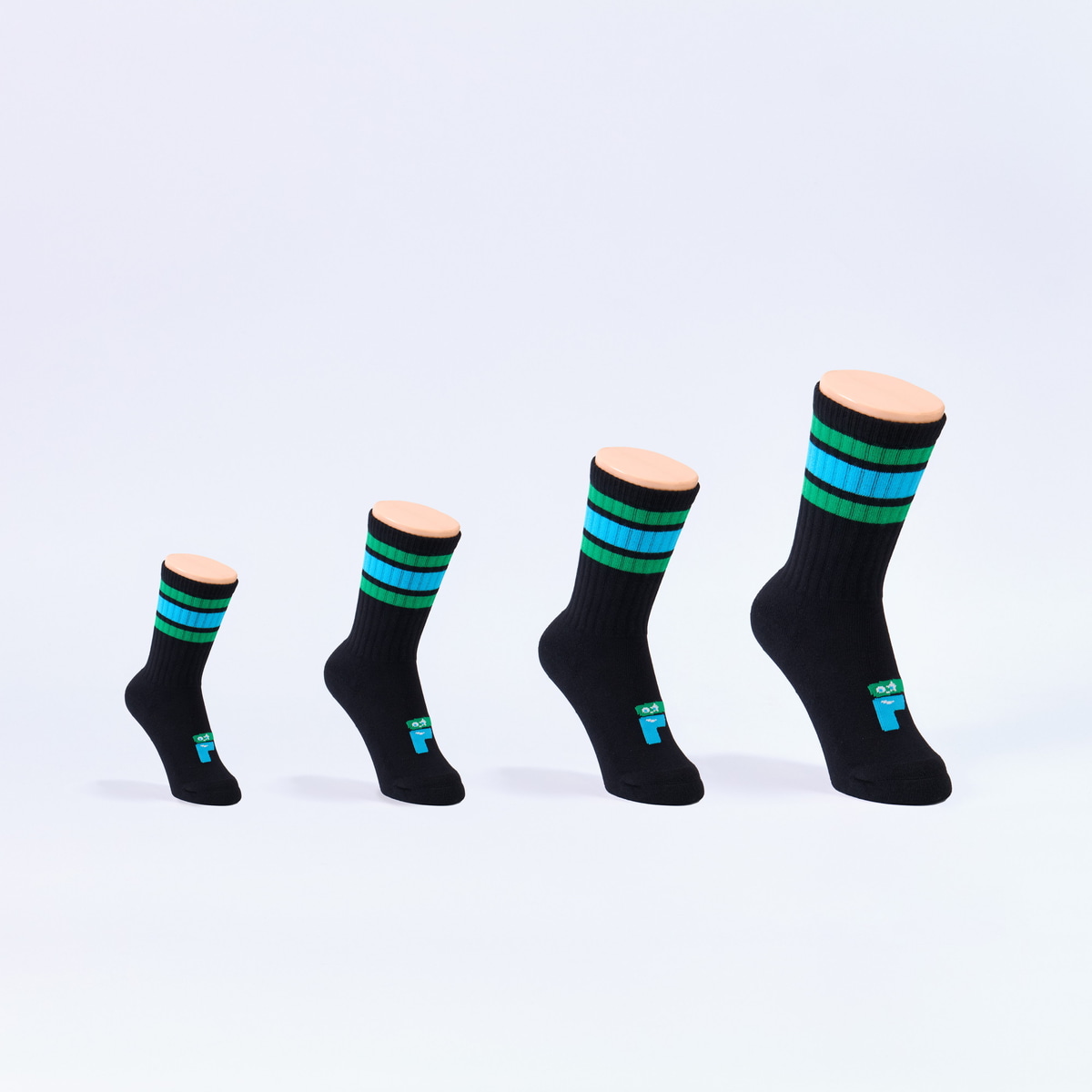 「ラインソックスFAMIMA/くろ」「こどもくつしたFAMIMA/くろ」680円