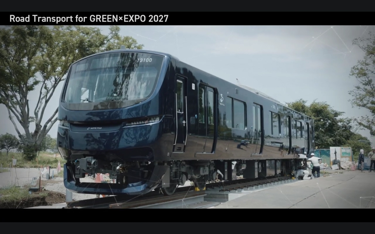 輸送中の13000系(13100号車)(提供：相鉄グループ)
