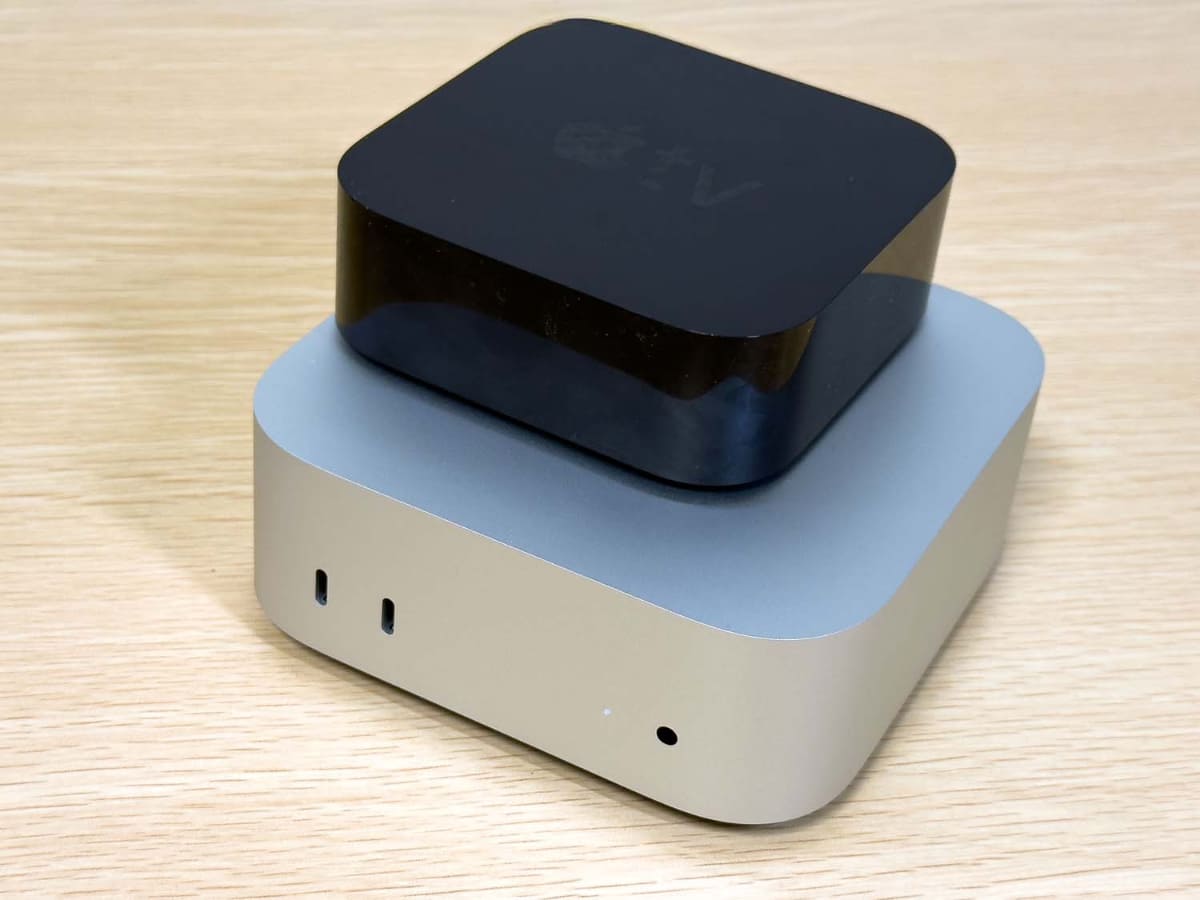私物のMac mini(2024年モデル)。小型で、Magic Trackpadより小さい。Apple TVと比較しても2回りほど大きい程度