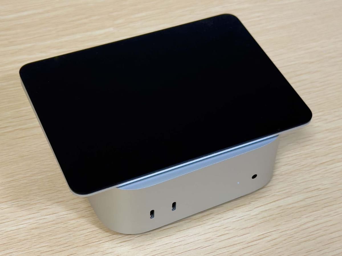 私物のMac mini(2024年モデル)。小型で、Magic Trackpadより小さい。Apple TVと比較しても2回りほど大きい程度