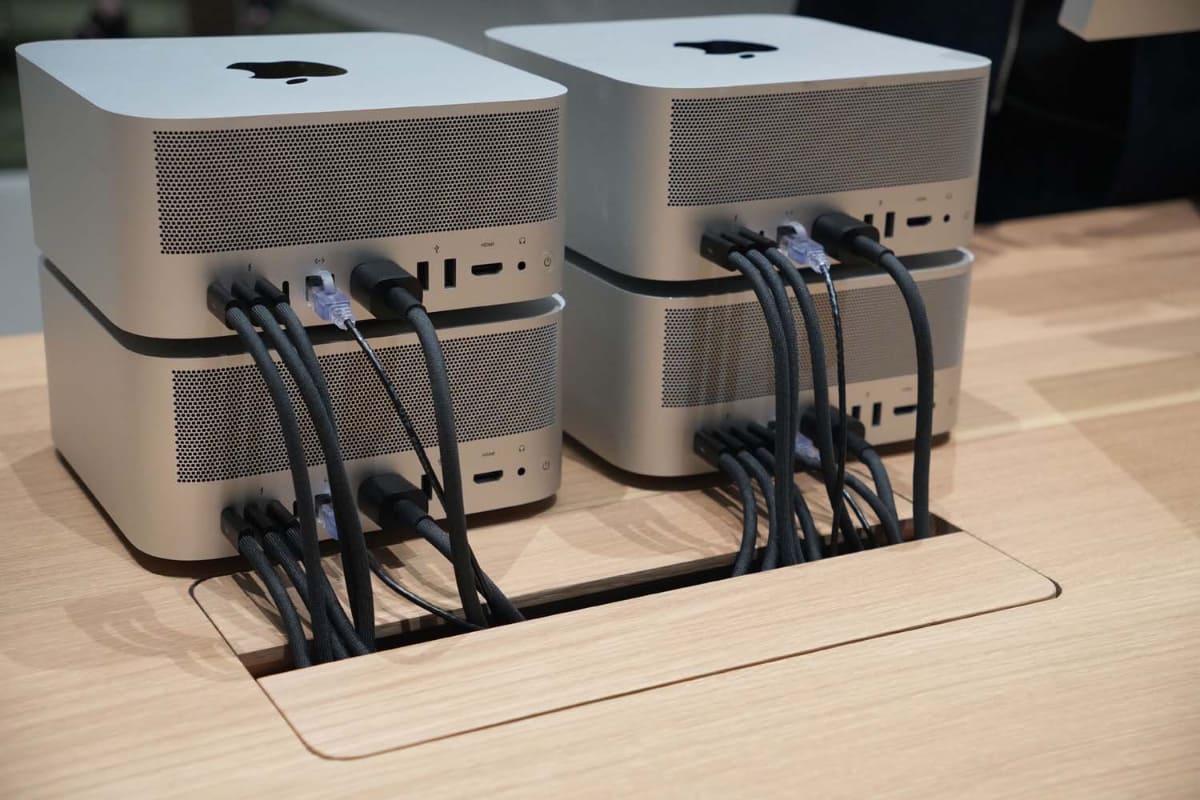 Mac Studioを4台つなぎ、LM Studio上の大きなAIモデルを「まとめて1台」として運用。こうして、より規模の大きなAIへの対応が進む