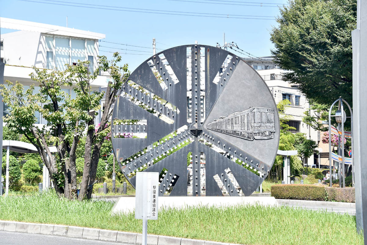 東川口駅のロータリーにはシールドマシンのモニュメントが展示されている