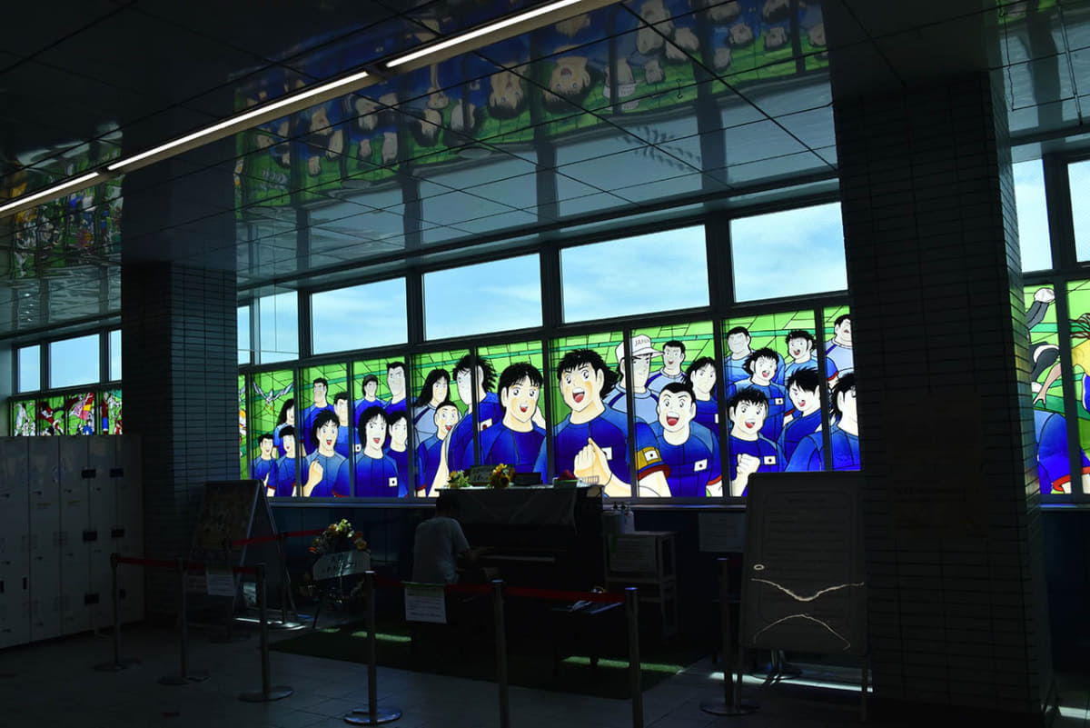 サッカー漫画の金字塔「キャプテン翼」のキャラクターが描かれた浦和美園駅構内