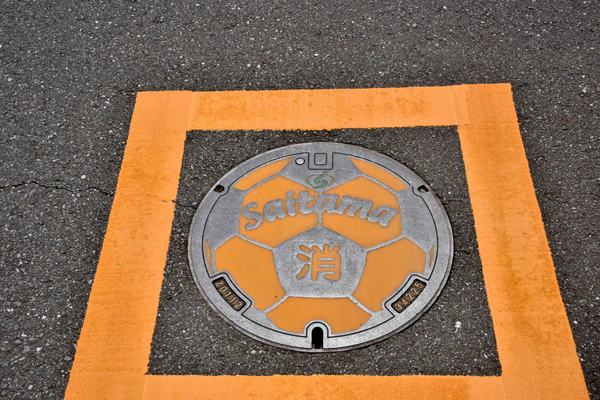 浦和美園駅周辺のマンホールもサッカーボールを模したデザイン
