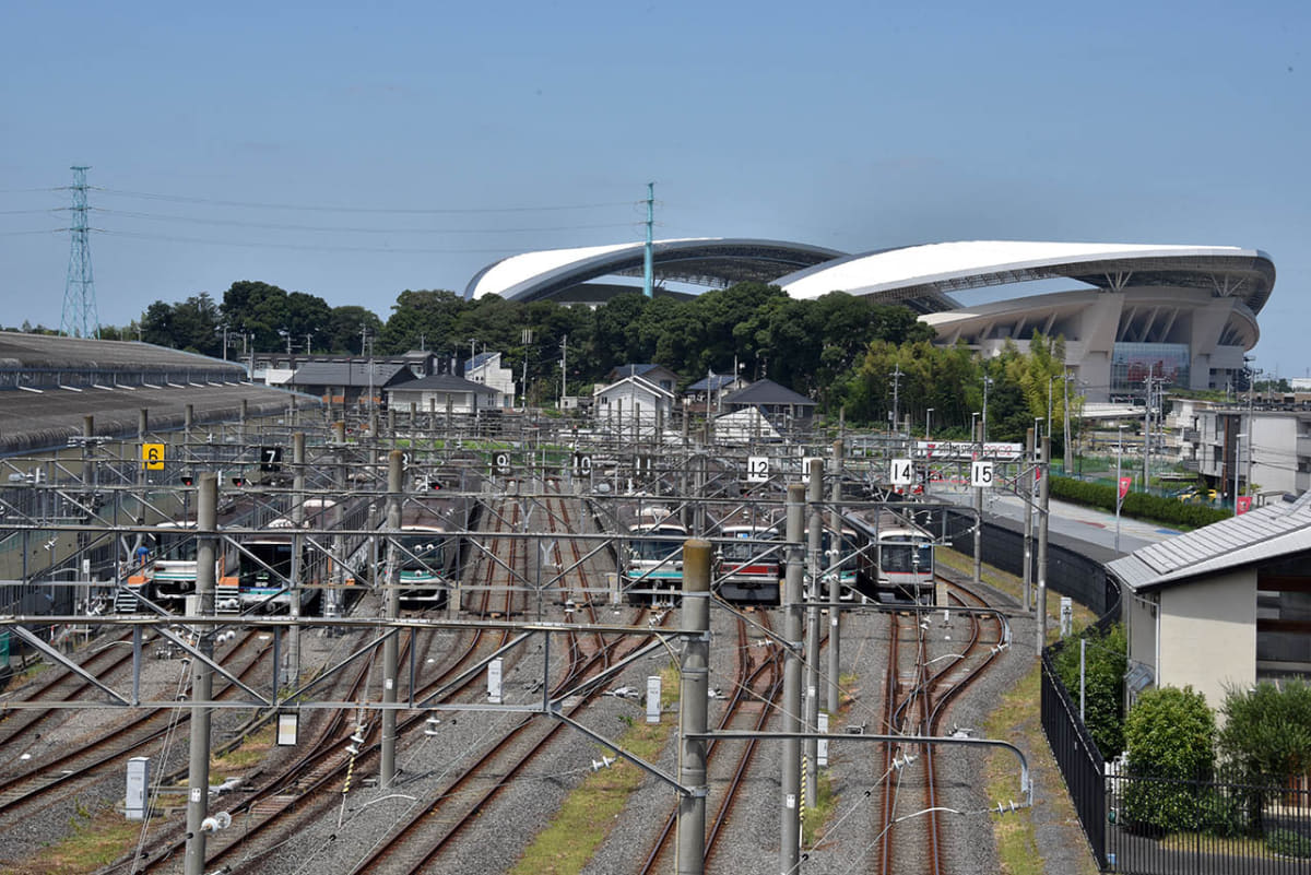 埼玉高速鉄道の車両基地に留置されている車両。右端には東急の車両が見える