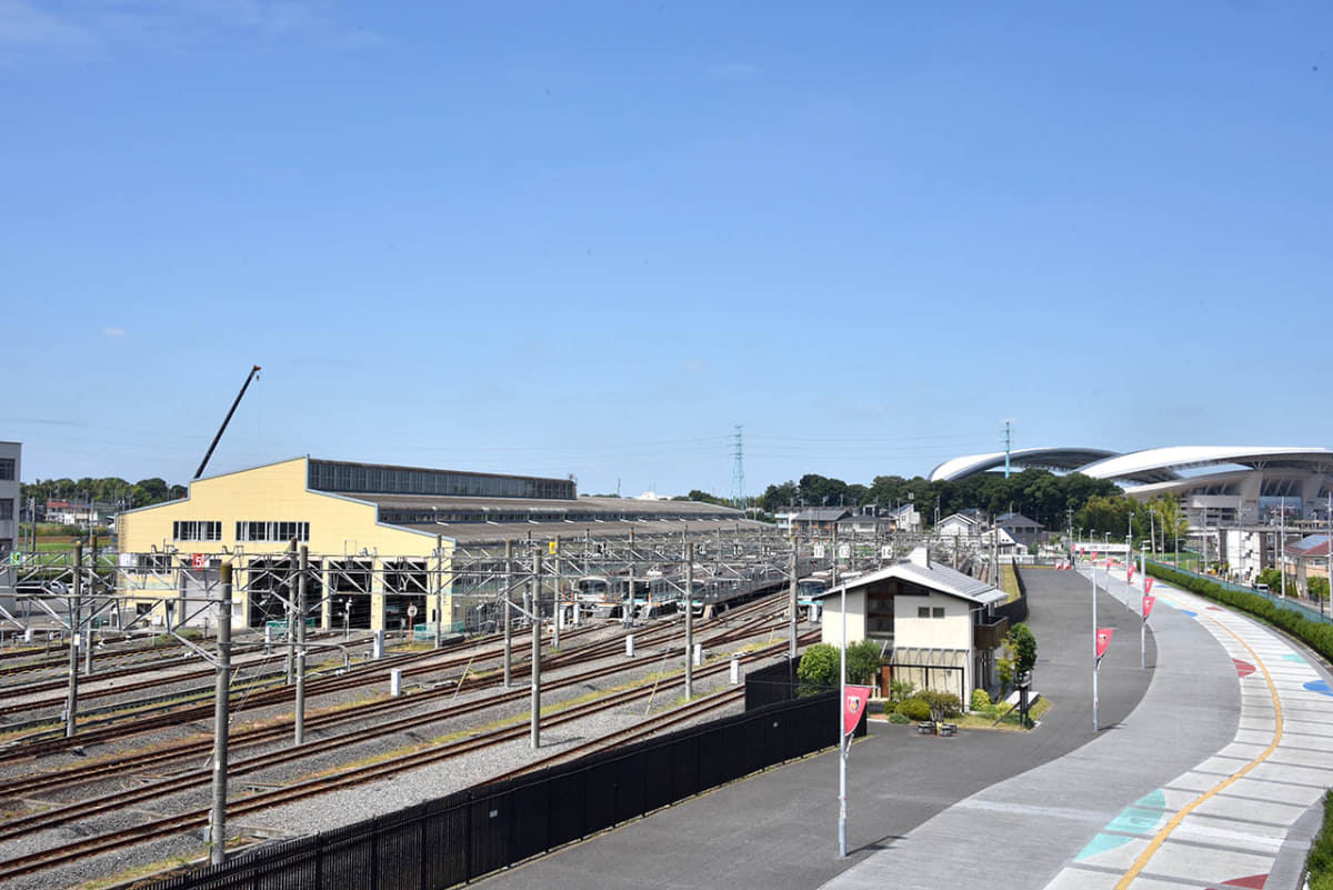 埼玉高速鉄道の車両基地に沿って広大な側道のようなオープンスペースが設けられている