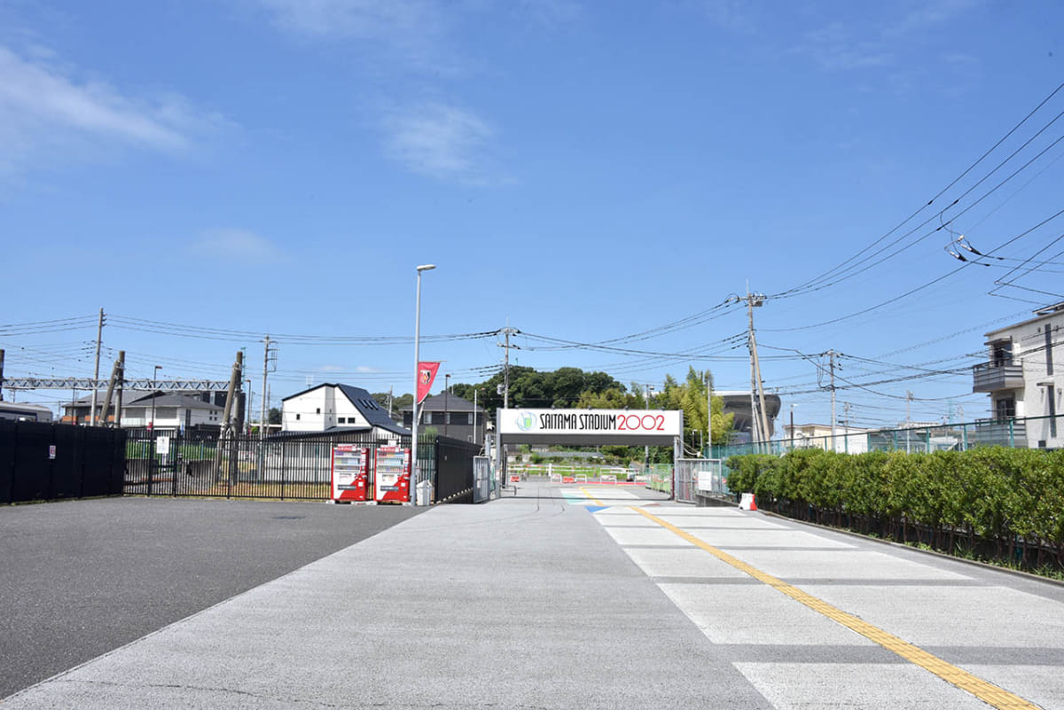 車両基地に隣接した側道は埼玉スタジアムへと向かう専用道としても機能している