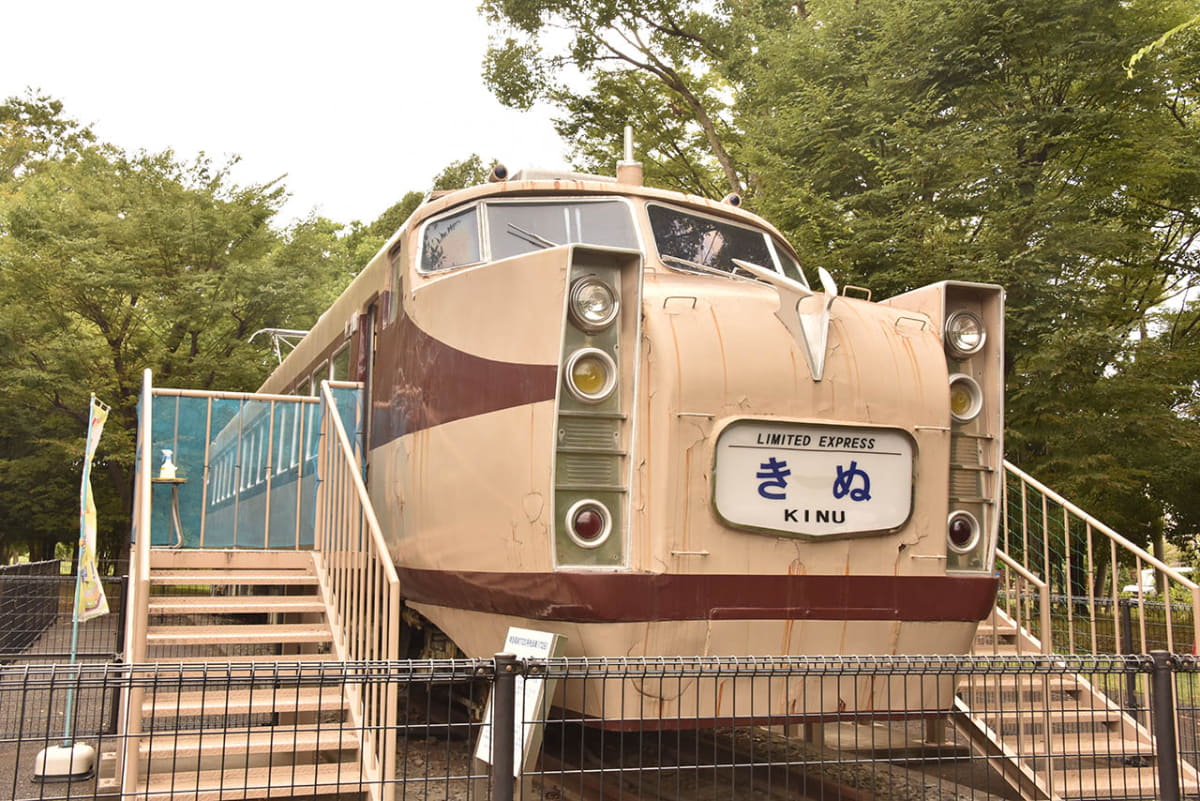 岩槻城址公園に保存展示されている東武鉄道のデラックスロマンスカー