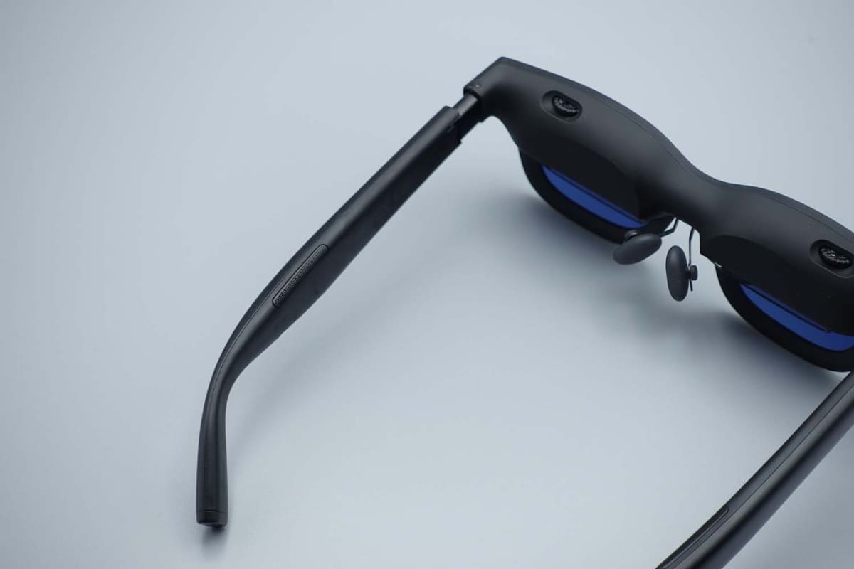 左右テンプル部分にスピーカー
