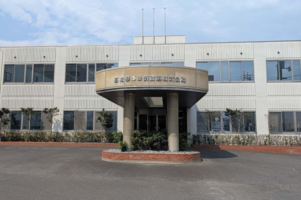 ことでん本社。ここ数年は輸送人員、運輸収入ともに順調で、2026年3月期決算も黒字を確保した