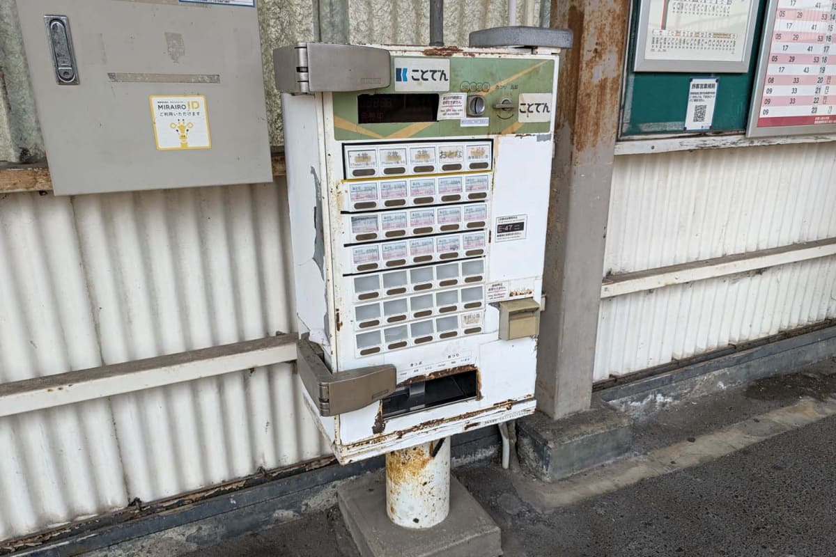 無人駅などに設置されている券売機は、風雨にさらされかなり傷んでいる場合が多い