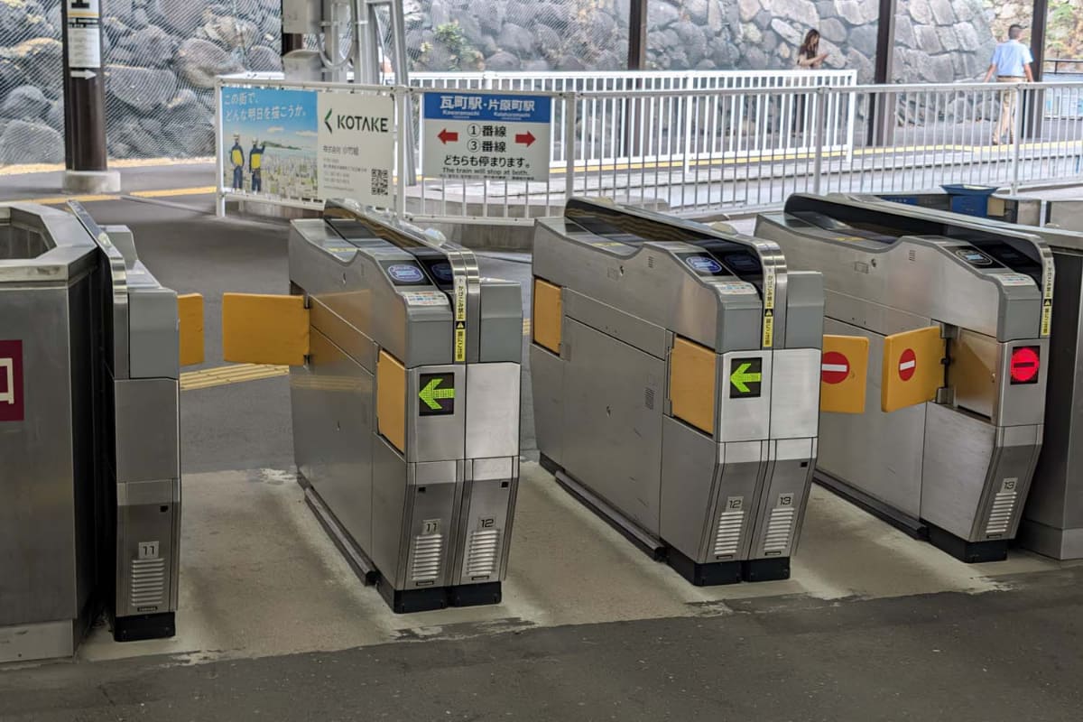 現在は全国の交通系ICカード「10カード」の片方向乗り入れも完了しており、主要駅の自動改札をタッチで通過できる