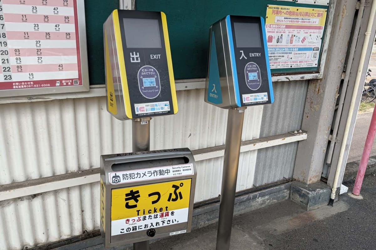 無人駅などには簡易ICカード改札機が設置され、全駅でIruCaや交通系ICカードを利用できる
