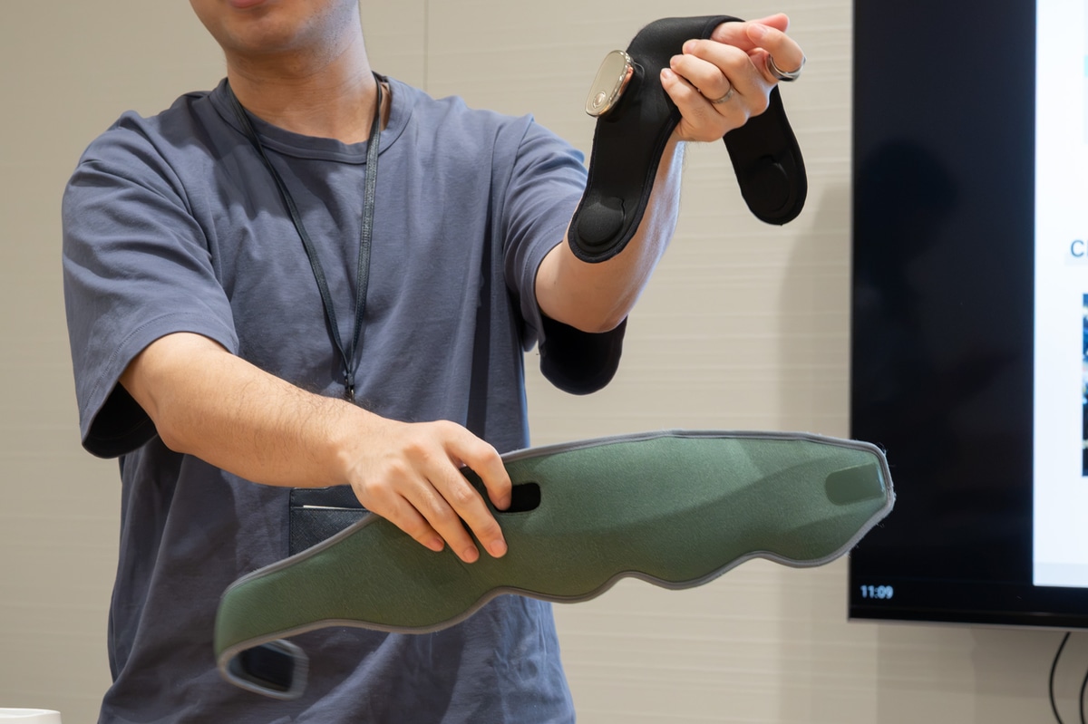本体は機能部分(上)と外装(下)を分離でき、外装は洗濯できる