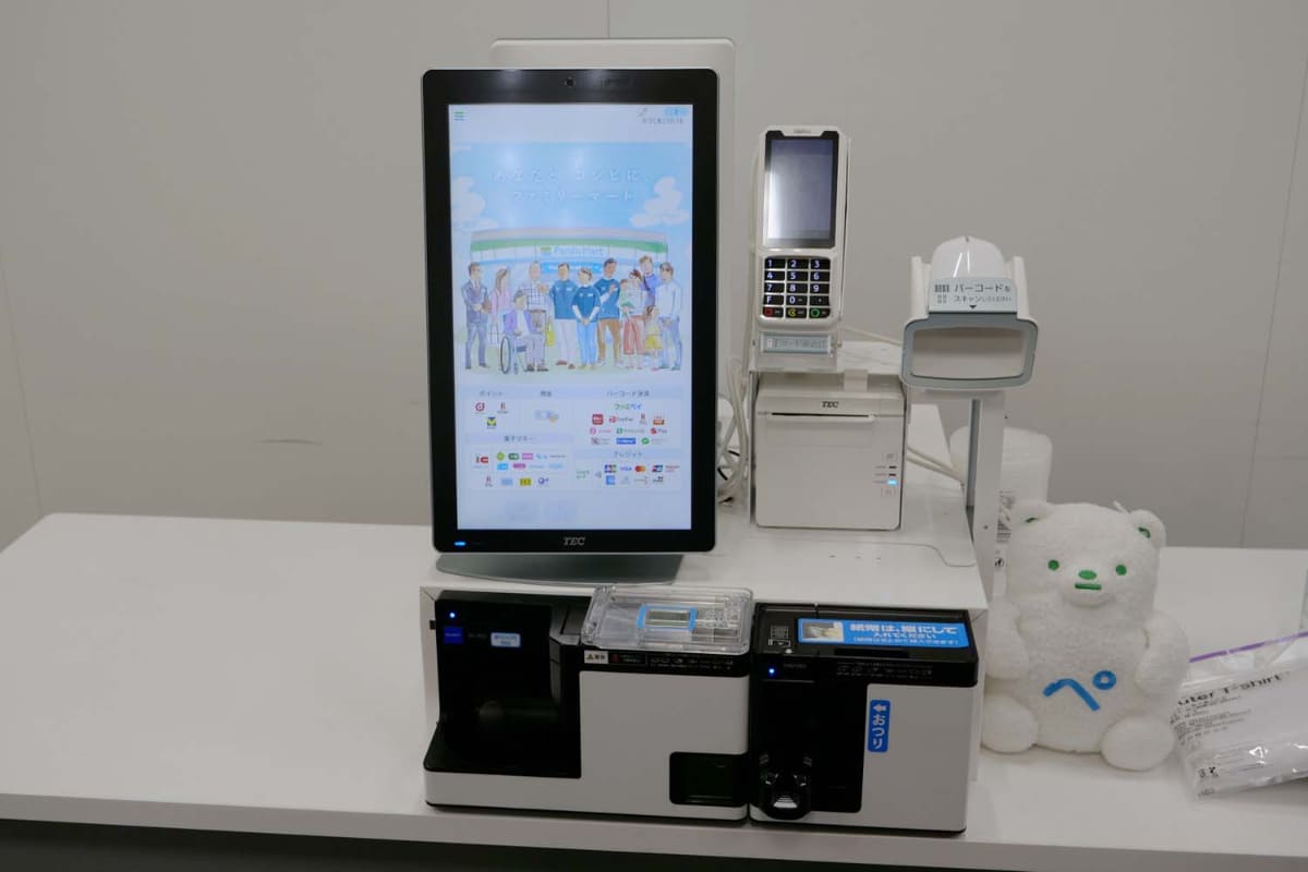 新型POSレジは、2枚のタッチディスプレイバーコードリーダー、レシートプリンター、キャッシュレス決済端末、自動釣銭機を組み合わせて実現。こちらは有人モードの状態