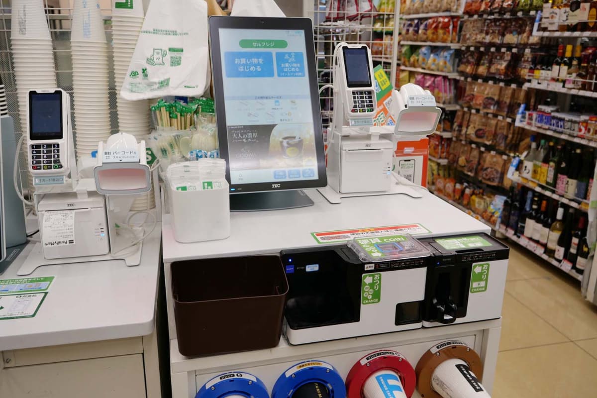 こちらは、自動釣銭機を加えた現金対応の完全セルフレジ構成