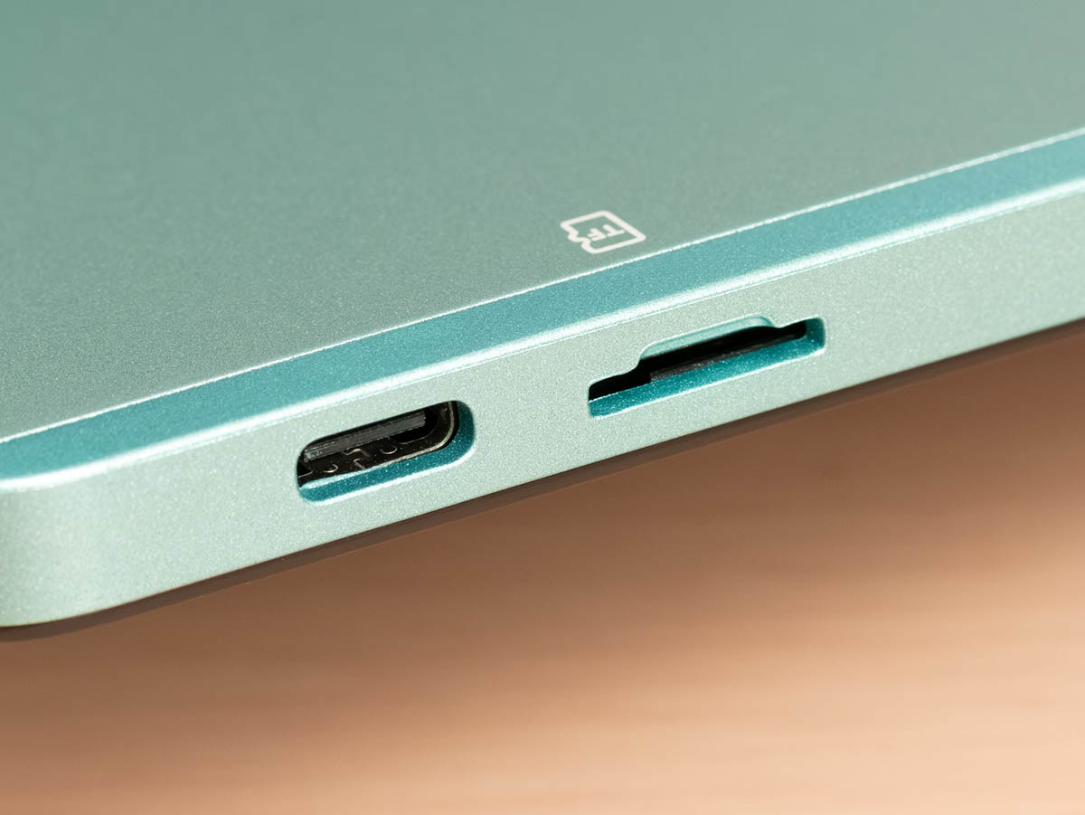 上面USB Type-C端子の横にmicroSDカードスロットがありました