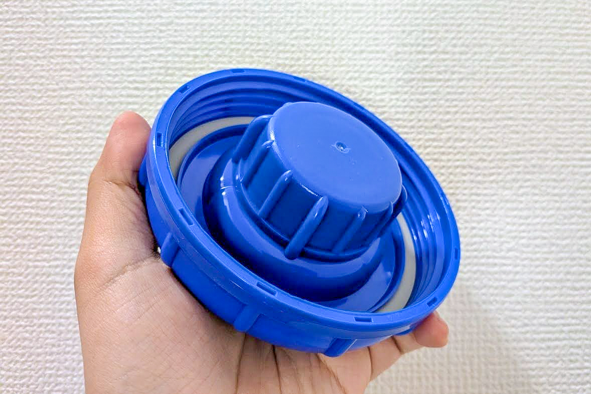 大キャップの裏側には小キャップまたはコックを収納できる