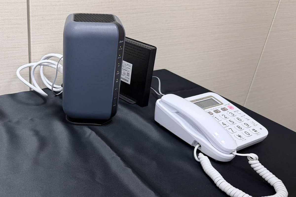「auひかりプラス」専用のハイブリッドルーター。音声通話も可能