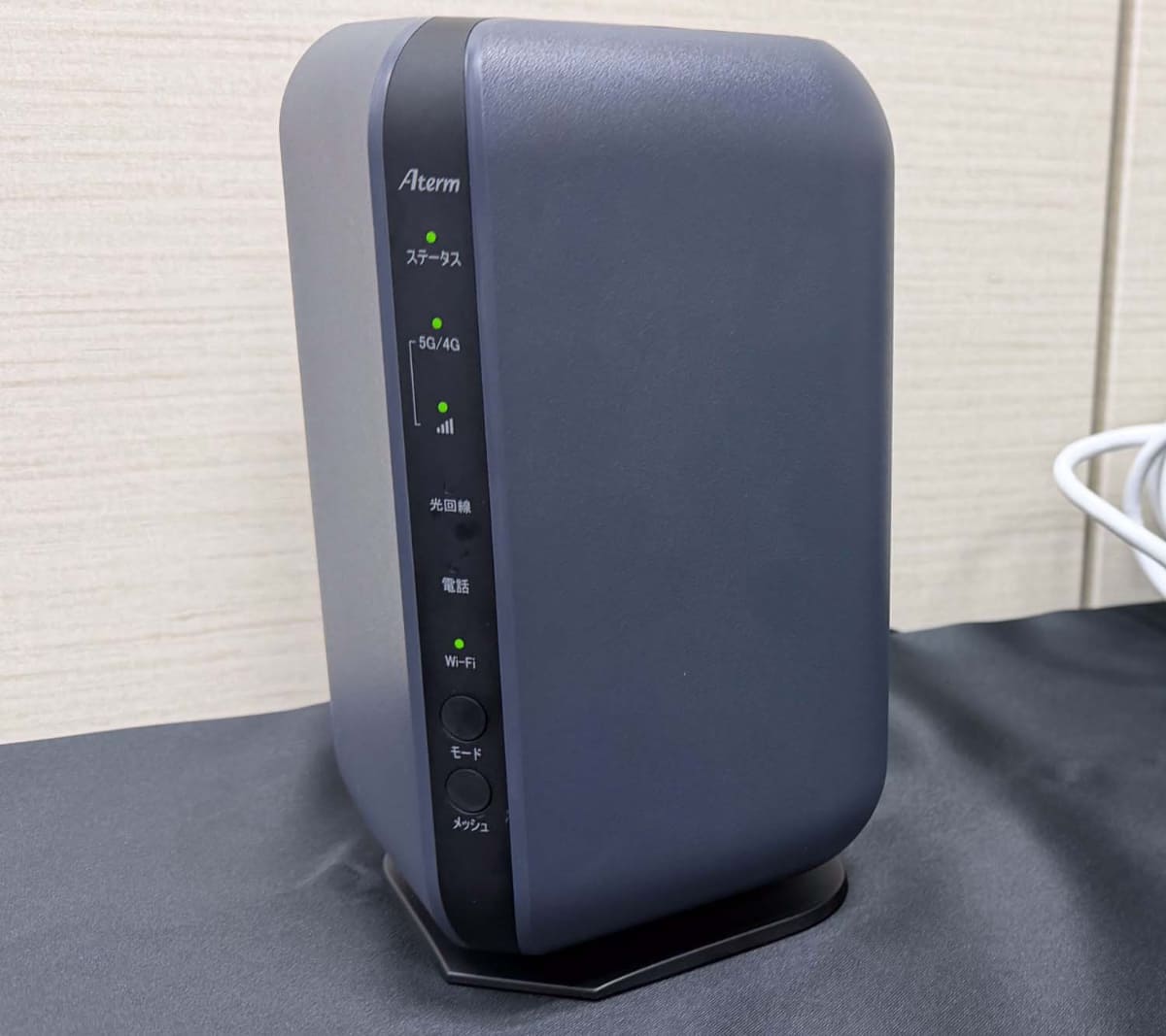ハイブリッドルーター本体。光回線のインジケーターに加え、4G/5Gの表示も
