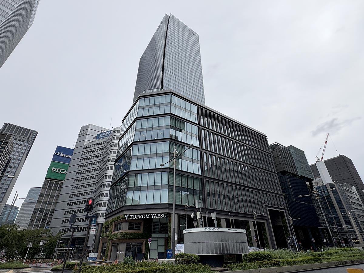 手前がフロント、奥がタワー