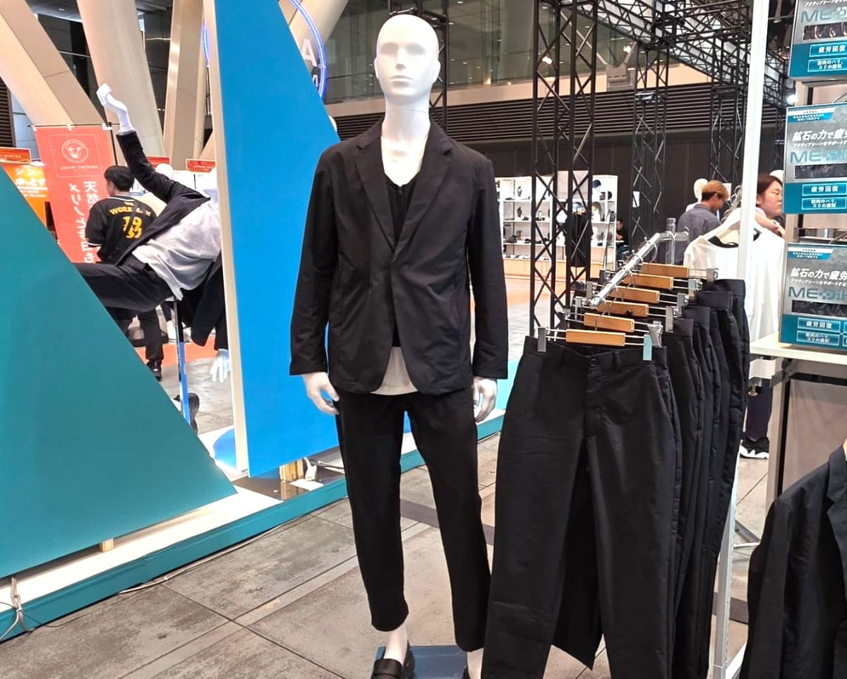リカバリースーツジャケット(4,990円)とカーゴパンツ(3,990円)