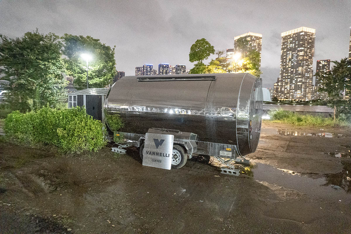トレーラー型のカフェを常設店として導入