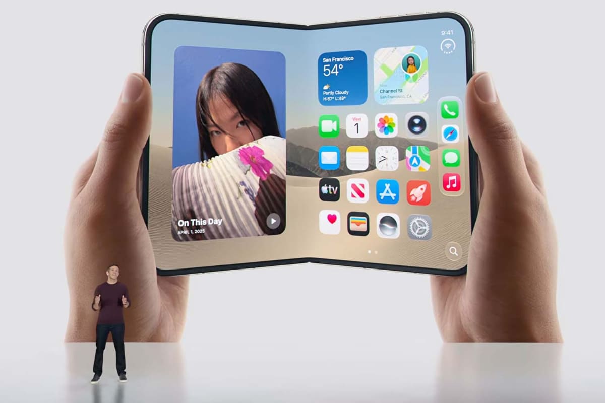 iPhone Duoを発表する、アップルのジョン・ターナスCEO