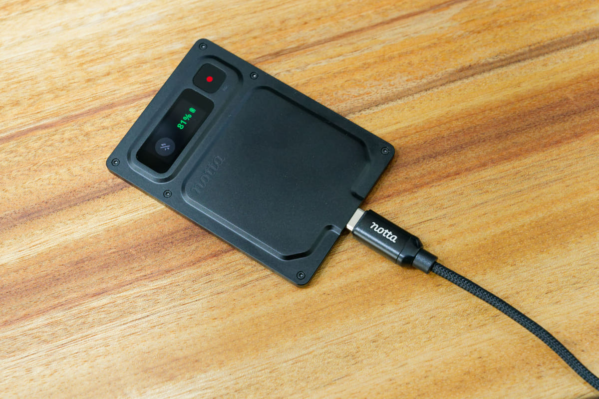 直接ケーブル接続して充電・データ転送が可能に