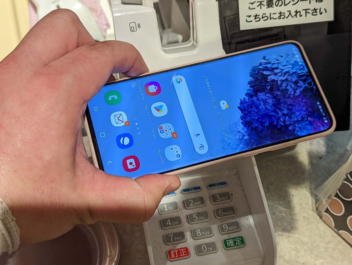 スマートフォンのNFCアンテナが端末中心部にある場合、本体を横にすればPax Q28で“タッチ決済”ができるのだが、スマートフォンを横にして近付けられないほど狭い場所に固定設置されるとどうしようもない