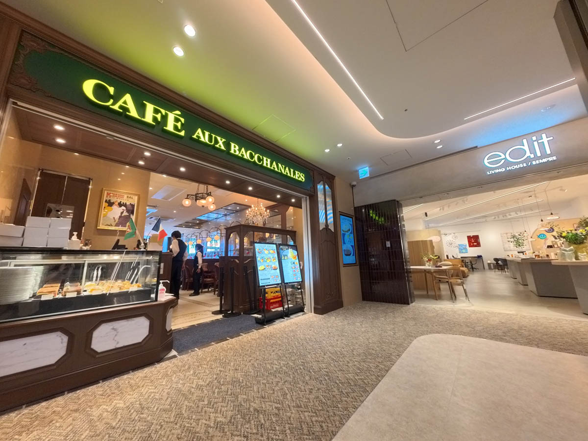 フレンチカフェ「CAF'E AUX BACCHANALES」(左)とインテリアショップ「LIVING HOUSE / SEMPRE edit」(右)