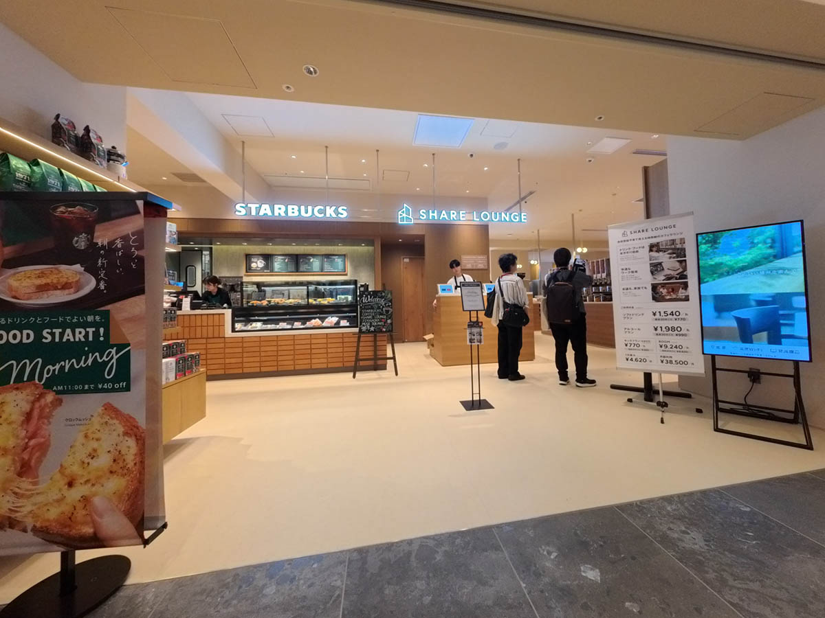 4階で最も大きな面積となるのが「SHARE LOUNGE/スターバックス」
