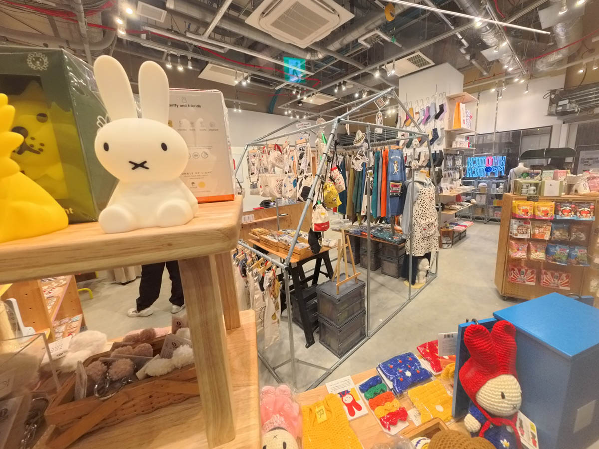 こちらはかわいらしい雑貨を揃えた「ホッチポッチ」