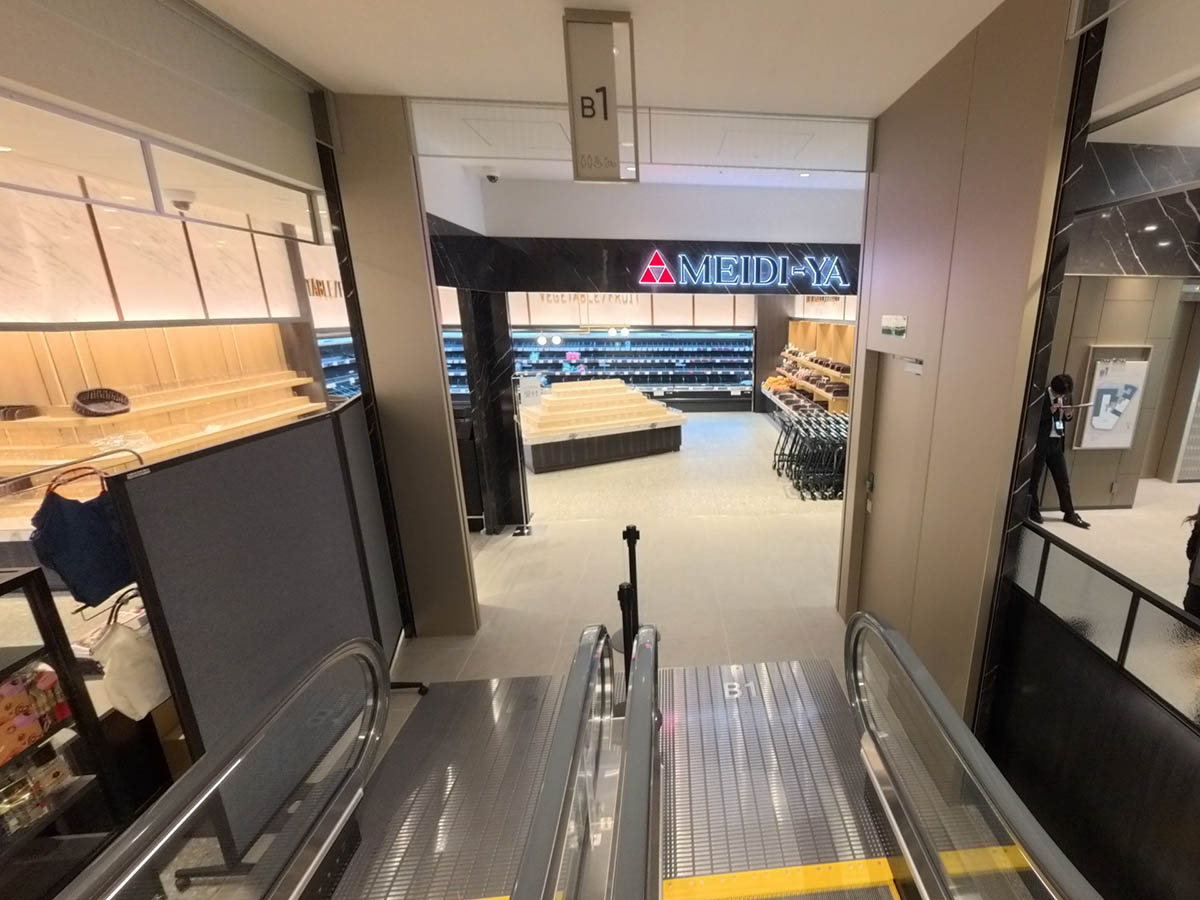エスカレーターを降りると正面に明治屋が見える