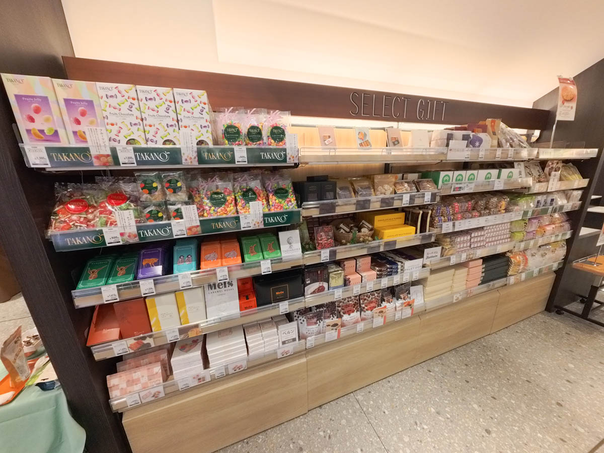 お菓子のギフトに注力したそうで、新宿高野やもち吉など人気ブランドを揃えていた