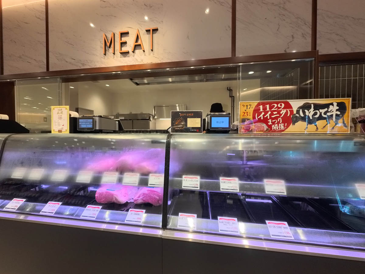 精肉売り場は対面式で、利用者の希望でカットしてくれるほか選び方の相談もできる