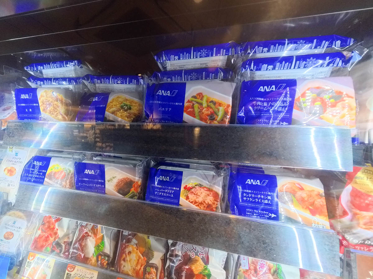 冷凍食品コーナーでは機内食も販売していた