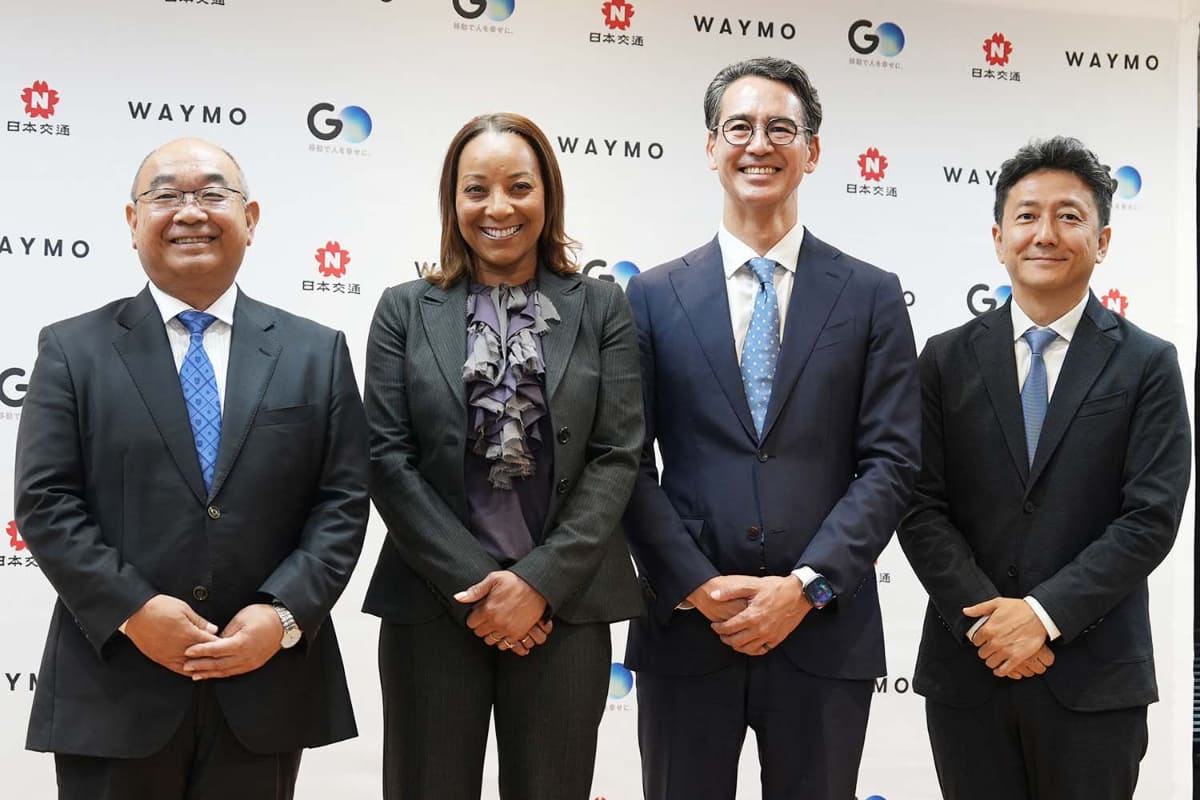 左から日本交通 若林泰治社長、Waymoテキドラ・マワカナ共同CEO、全国ハイヤー・タクシー連合会 川鍋一朗会長、GO中島宏社長