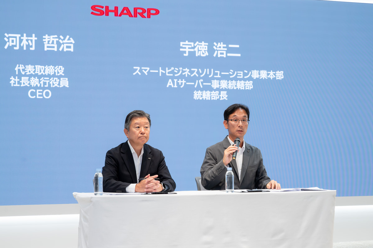 シャープ 代表取締役 社長執行役員 CEOの河村哲治氏(左)、スマートビジネスソリューション事業本部 AIサーバー事業統轄部 統轄部長の宇徳浩二氏(右)