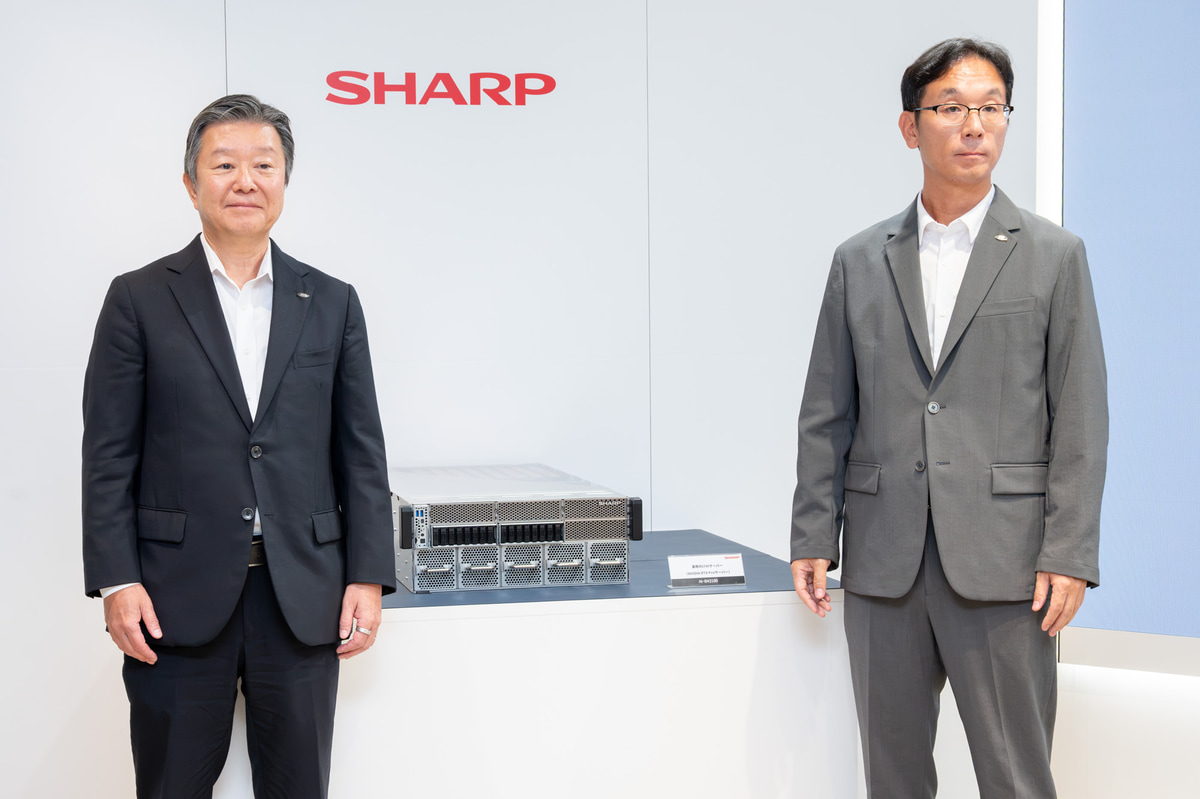 AIサーバー第1弾製品を発表した、シャープ 代表取締役 社長執行役員 CEOの河村哲治氏(左)、スマートビジネスソリューション事業本部 AIサーバー事業統轄部 統轄部長の宇徳浩二氏(右)